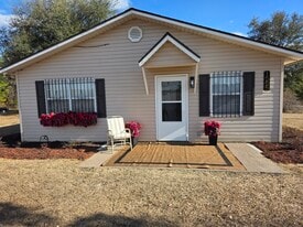 1555 Lyons Center Rd in Lyons, GA - Building Photo
