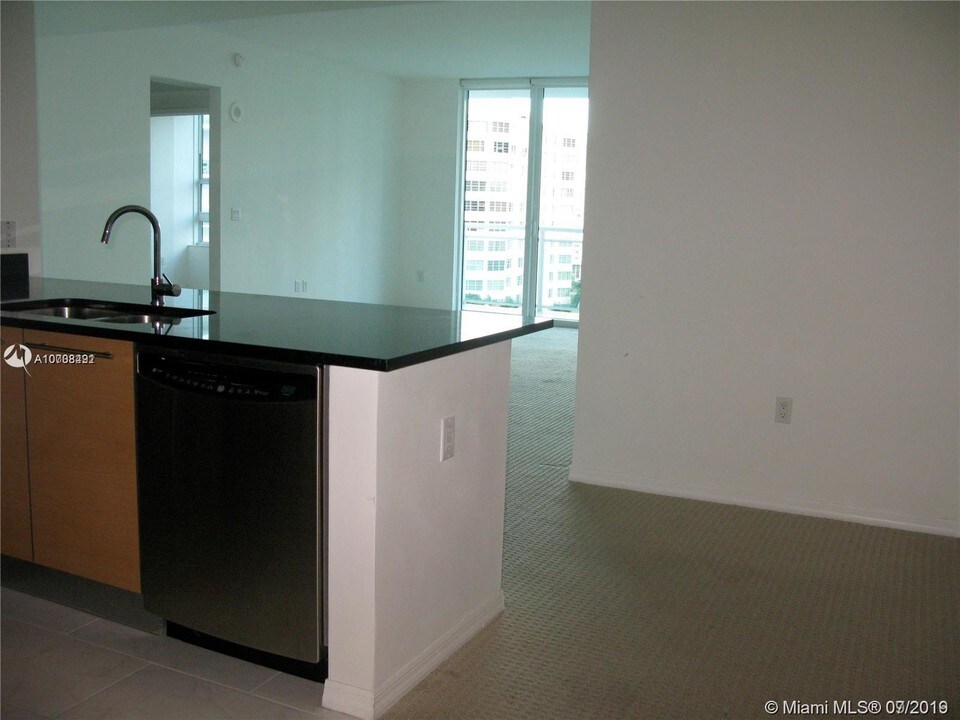 951 Brickell Ave in Miami, FL - Building Photo