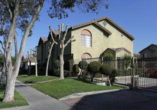 Queens Gate Apartments in Paramount, CA - Building Photo - Building Photo