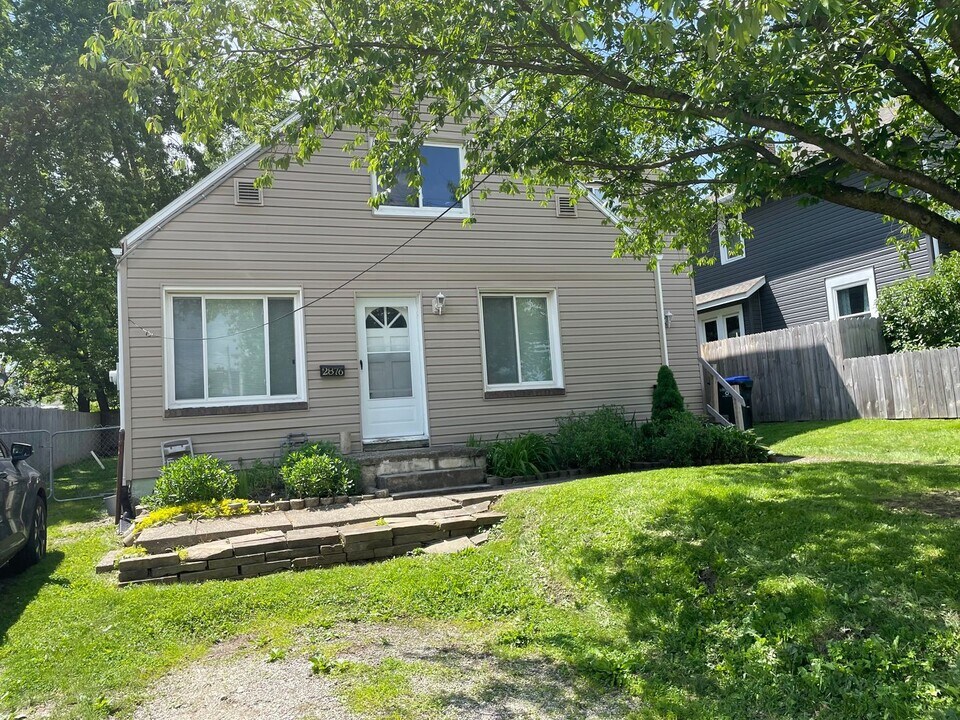 2876 Hudson Dr in Cuyahoga Falls, OH - Building Photo