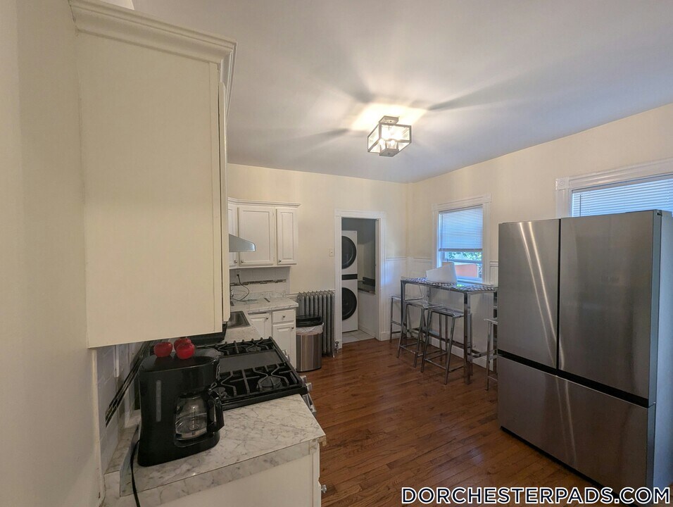 27 Bourneside St in Boston, MA - Building Photo