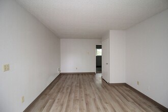 5704 SW Beaverton Hillsdale Hwy in Portland, OR - Building Photo - Building Photo