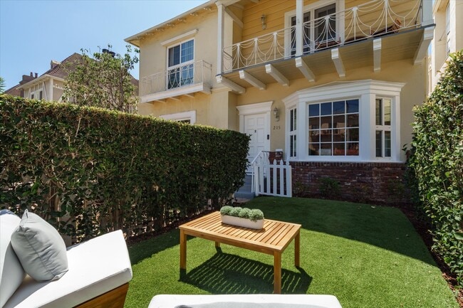 215 S Poinsettia Pl, Unit 215