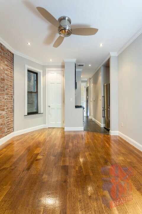 309 E 8th St in New York, NY - Building Photo