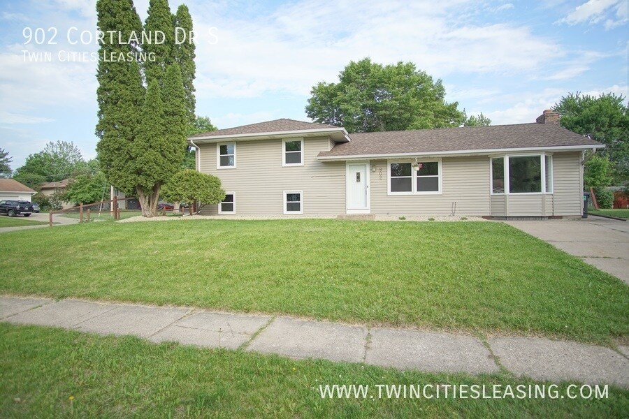 902 Cortland Dr S in Apple Valley, MN - Building Photo