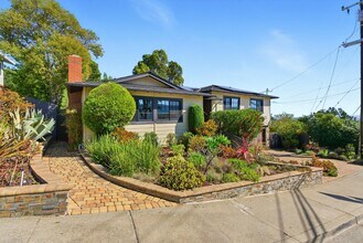 901 Crestview Dr in San Carlos, CA - Building Photo - Building Photo