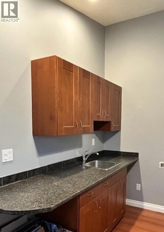 737 Robinson St in Coquitlam, BC - Building Photo - Building Photo