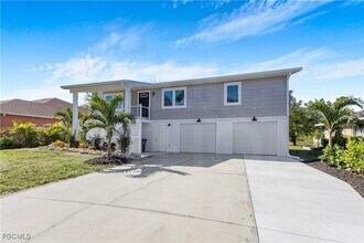 10697 Holly Rd in Bokeelia, FL - Foto de edificio - Building Photo