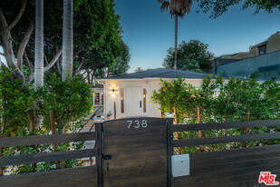 738 Huntley Dr in West Hollywood, CA - Foto de edificio - Building Photo