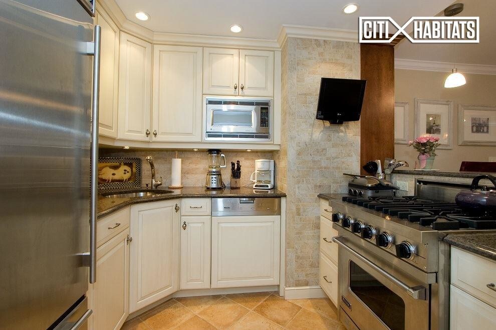 305 E 24th St-Unit -4D in New York, NY - Building Photo