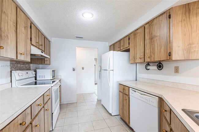 6860 Kenwood Dr in North Port, FL - Building Photo - Building Photo
