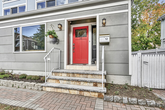 12 Bradbury St in Boston, MA - Foto de edificio - Building Photo