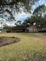 5103 Encino Ct in Friendswood, TX - Building Photo