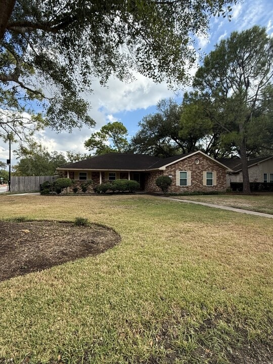 5103 Encino Ct in Friendswood, TX - Building Photo