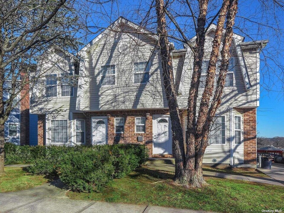 48 Marwood Rd S in Port Washington, NY - Building Photo