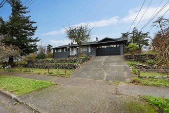 610 Pacific Ave in Coos Bay, OR - Foto de edificio - Building Photo
