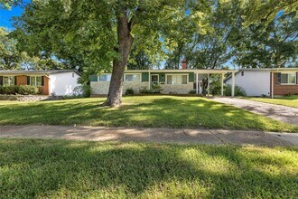 1975 Yaqui Dr in Florissant, MO - Building Photo - Building Photo