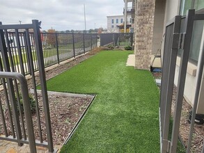 2700 Old Denton Rd in Carrollton, TX - Foto de edificio - Building Photo