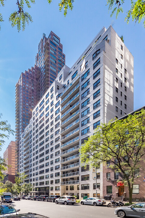 420 E 72nd St in New York, NY - Building Photo