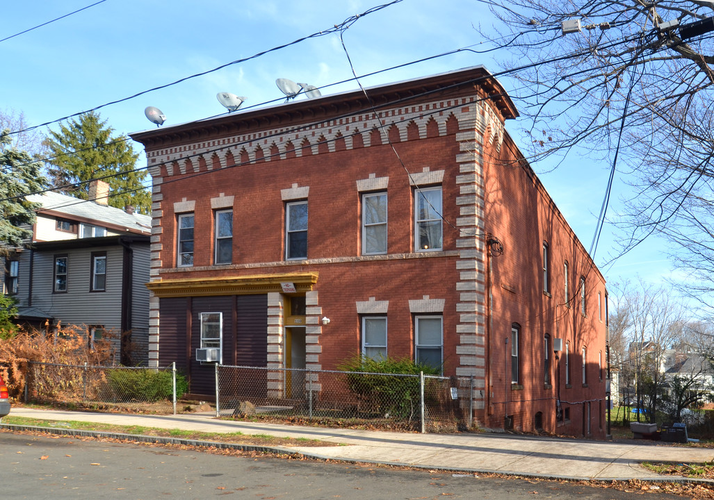 110 Rockwell Ave in New Britain, CT - Foto de edificio