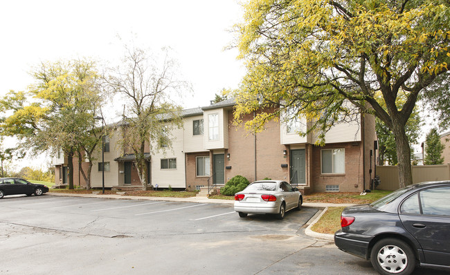 McCoy Townhouses in Detroit, MI - Foto de edificio - Building Photo