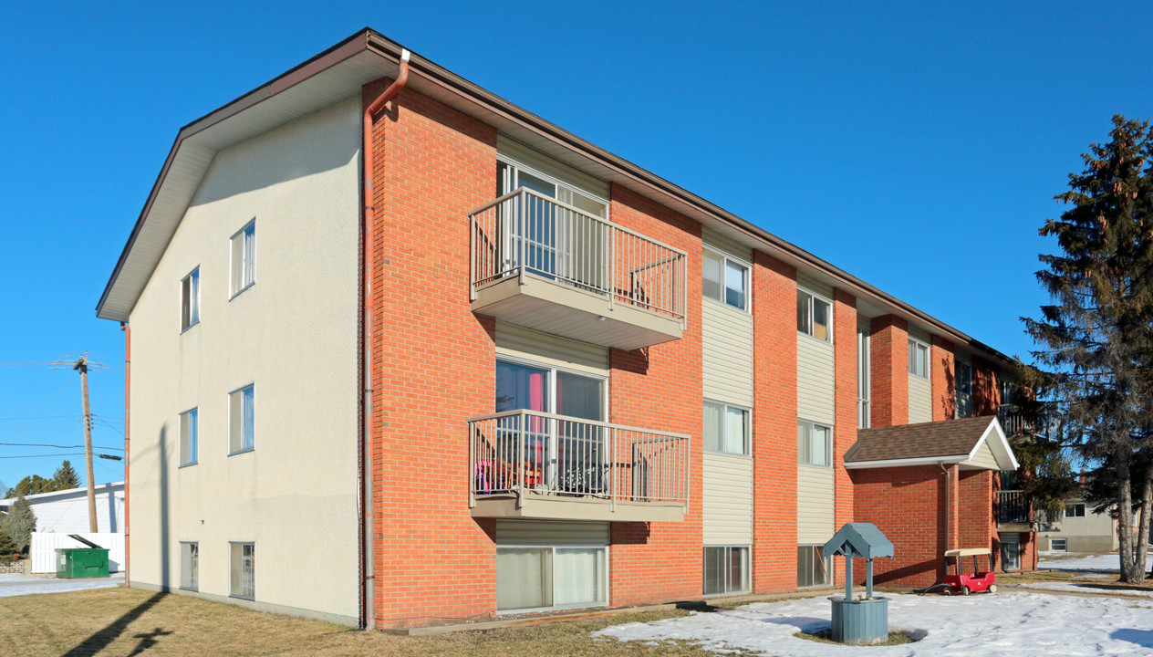 Viking Apartment in Leduc, AB - Building Photo