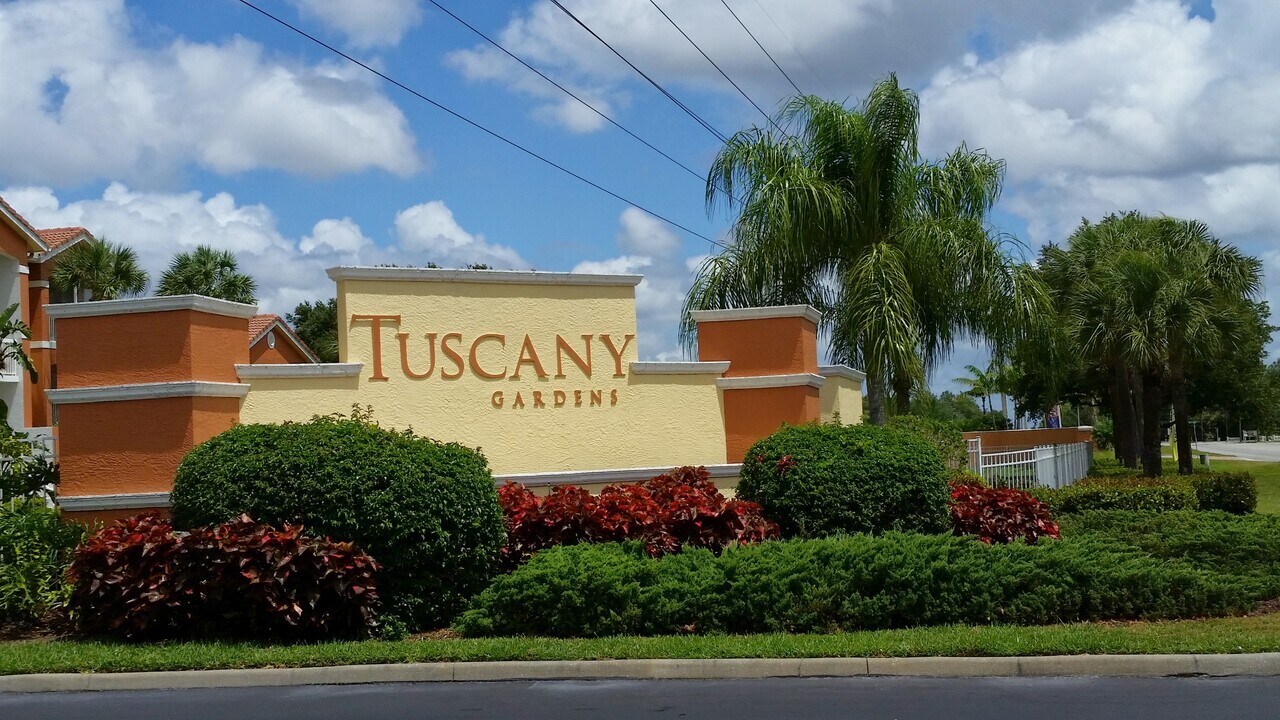 6361 Aragon Way, Unit 208 in Ft. Myers, FL - Building Photo