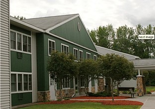 Byrne Manor in Bayberry, NY - Foto de edificio - Building Photo