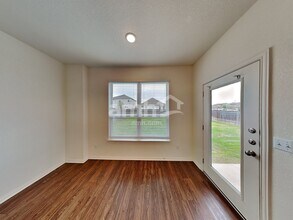 2735 Geronimo Creek in New Braunfels, TX - Foto de edificio - Building Photo