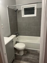 2256 Rexwood Rd, Unit 2nd Floor in Cleveland Heights, OH - Foto de edificio - Building Photo