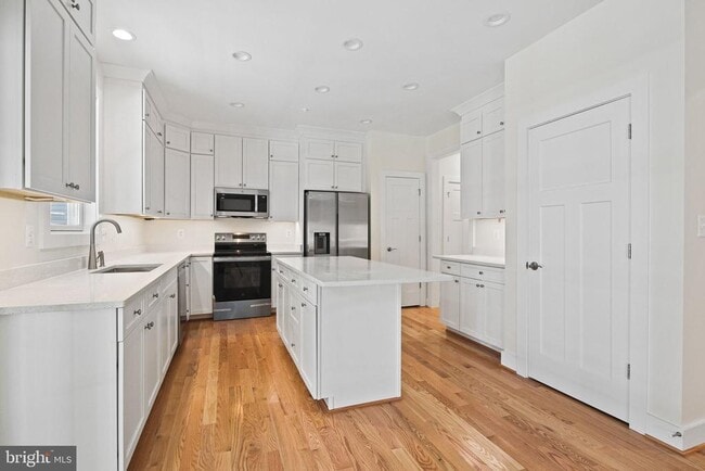 property at 922 Waterview Dr