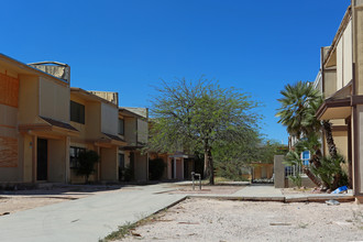 DelMoral Villas in Tucson, AZ - Building Photo - Building Photo