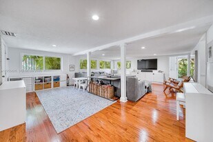 3227 Riviera Dr in Coral Gables, FL - Building Photo