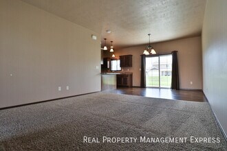 Beautiful 2 Story Townhome with Loads of A in Sioux Falls, SD - Building Photo - Building Photo
