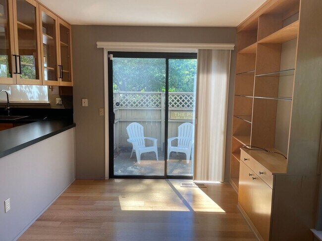 4724 Shade Tree Ln in Santa Rosa, CA - Foto de edificio - Building Photo