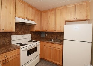 121 Vincent Ave in Lynbrook, NY - Building Photo - Building Photo