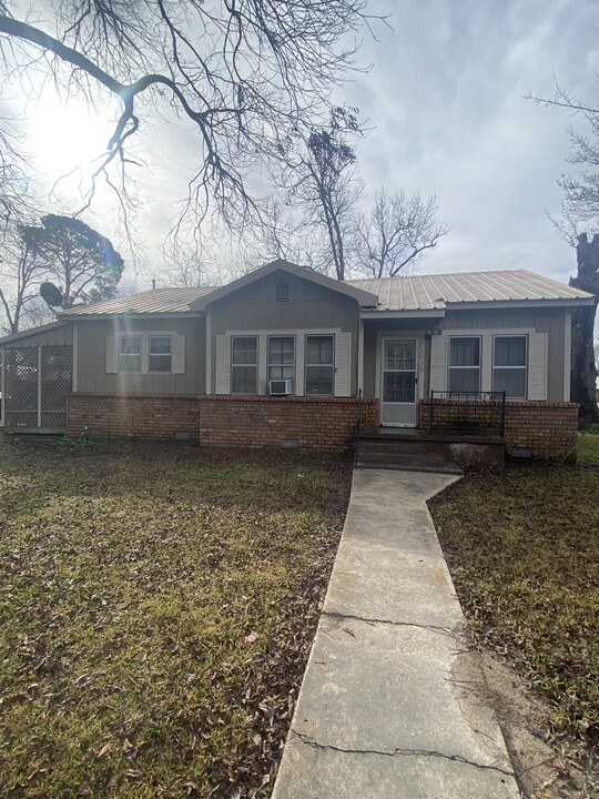 1539 W Hazel St in Opelousas, LA - Building Photo