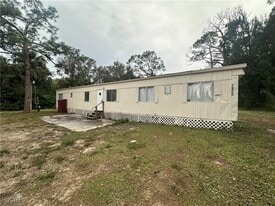 7886 Breeze Dr in North Fort Myers, FL - Building Photo