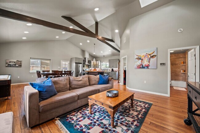 1736 W Live Oak St in Fredericksburg, TX - Building Photo - Building Photo