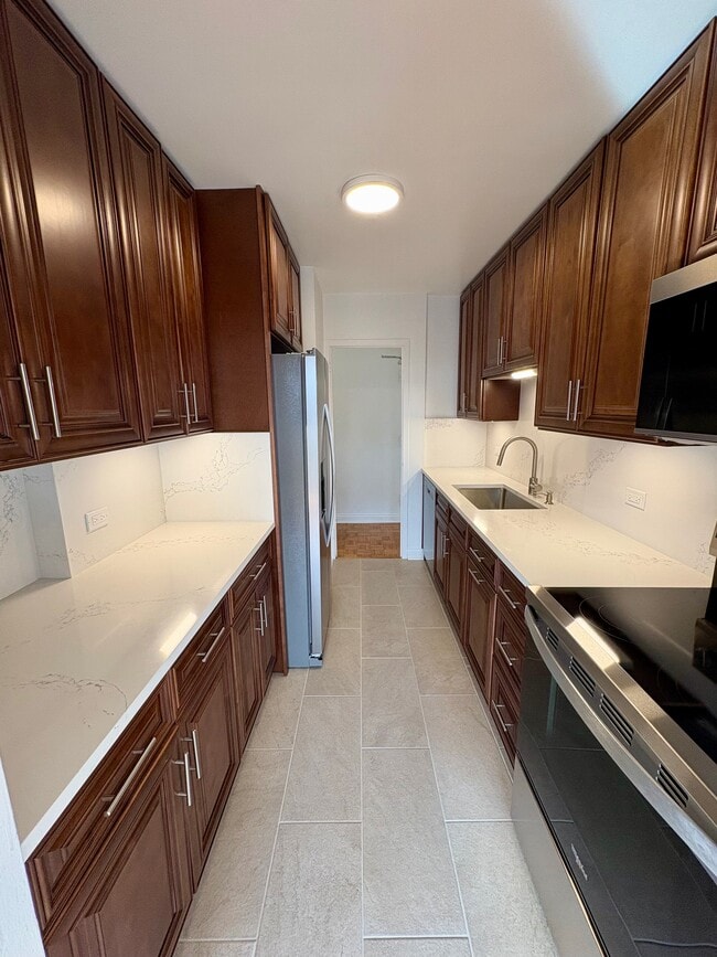 360 W Wellington Ave, Unit 13B in Chicago, IL - Foto de edificio - Building Photo