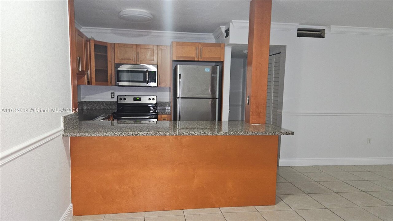 9477 SW 76th St-Unit -O2 in Miami, FL - Building Photo