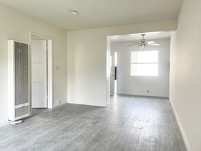 525 E Valencia Ave, Unit B in Burbank, CA - Foto de edificio - Building Photo