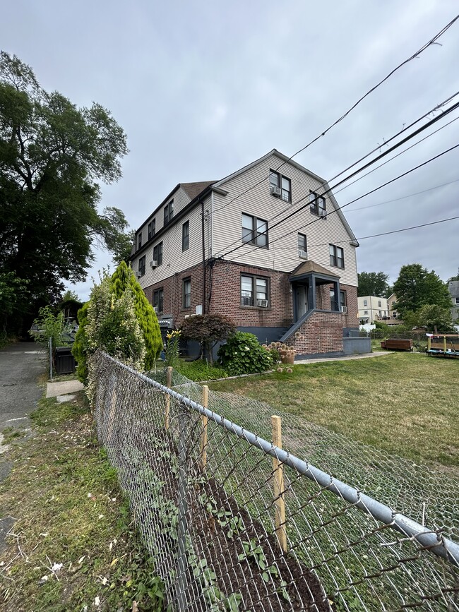 84 Winthrop Ave in New Rochelle, NY - Building Photo - Building Photo