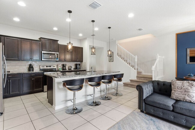 2440 Dubai St in Kissimmee, FL - Foto de edificio - Building Photo