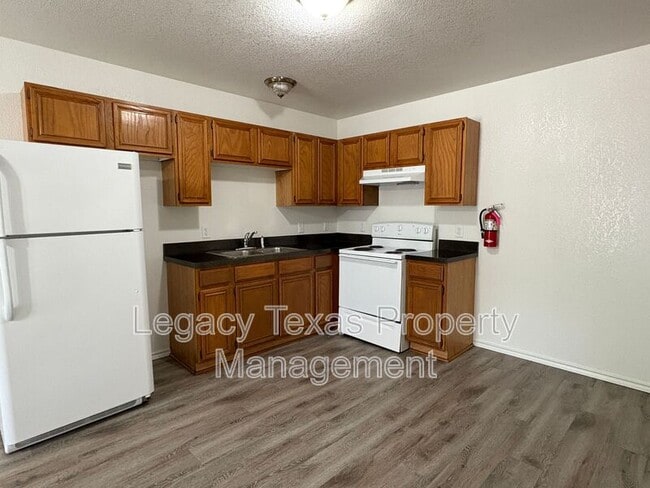 404 N Anglin St in Cleburne, TX - Building Photo - Building Photo
