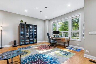 1771 Dewes St in Glenview, IL - Foto de edificio - Building Photo