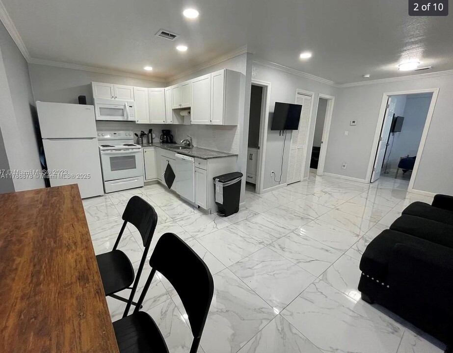 2240 Simms St in Hollywood, FL - Building Photo