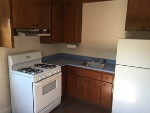 2232 Clinton Avenue, Unit B in Alameda, CA - Foto de edificio - Building Photo