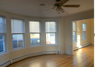 547 Broadway, Unit 1 in Somerville, MA - Foto de edificio - Building Photo
