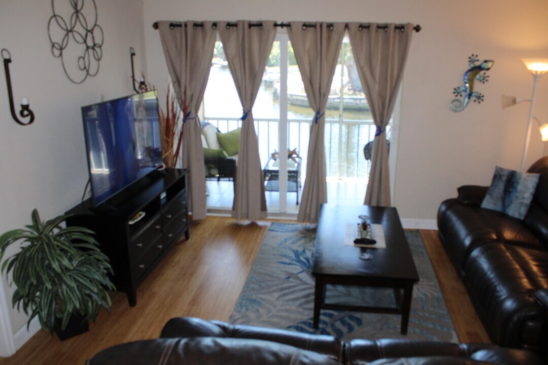 912 Pine Dr in Pompano Beach, FL - Building Photo